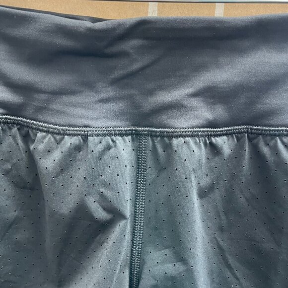 Lululemon Final Lap 2.5" Perforated Fabric Mid Rise 4 Way Stretch Shorts Black 8 - Picture 4 of 10